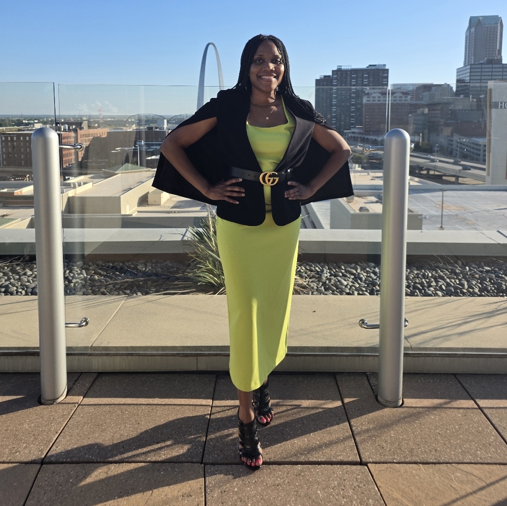 Gibson Latimer Elegant Lime Green Sleeveless Dress - Picture 4 of 5